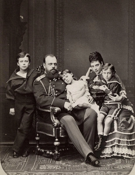 Цесаревич Александр с женой и детьми, 1878 год | Источник: Sergey Lvovich Levitsky, Public domain, via Wikimedia Commons