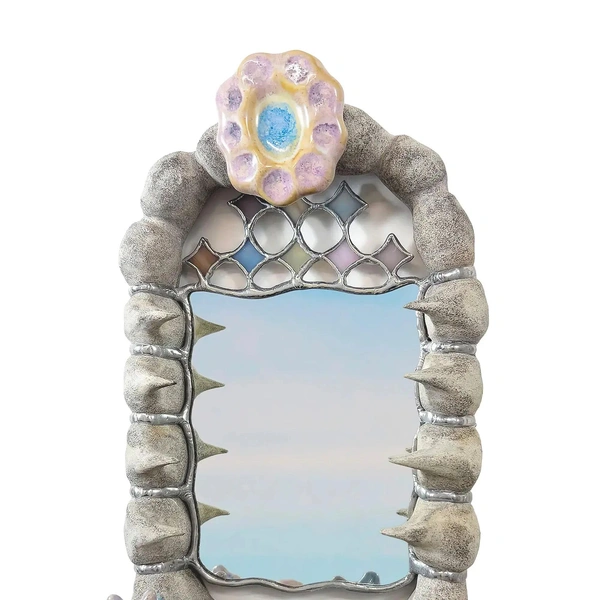 Зеркало Harlequin, Kaley Flowers. | Источник: Kaley Flowers