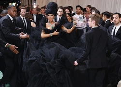 Фурор не удался: 10 самых безумных (и неудобных) платьев на балу Met Gala 2024 — а вы бы такое надели?