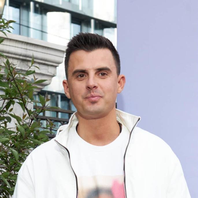 Целовал живот жены и прослезился, когда узнал пол первенца: гендер-пати Кирилла Туриченко на концерте «Иванушек»