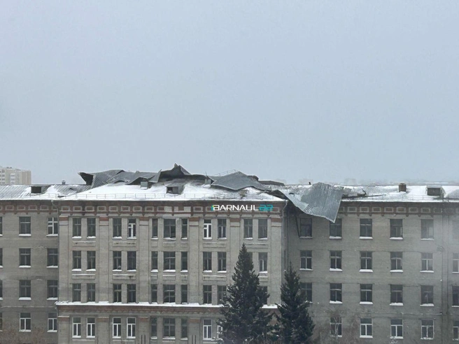 Порывы ветра сорвали кровлю с шестиэтажки | Источник: Telegram-канал Barnaul 22
