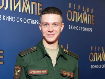 Глеба Калюжного отпустили из армии на премьеру фильма «Первый на Олимпе» — актер пришел в военной форме