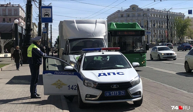 «Газель» стоит лишь на время разгрузки. Обратите внимание на знак «Стоянка легковых такси»: за парковку на обычной машине ближе 15 метров от него грозит эвакуация | Источник: Артем Краснов