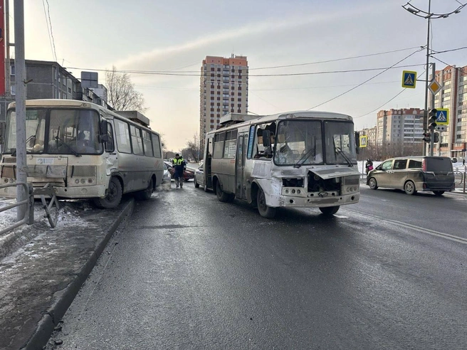 Один из автобусов после столкновения сшиб секцию ограждения | Источник: ГАИ по Кургану