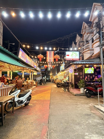 Подкрепиться морепродуктами в уличном кафе — это святое | Источник: Тамара Башаева / NGS55.RU