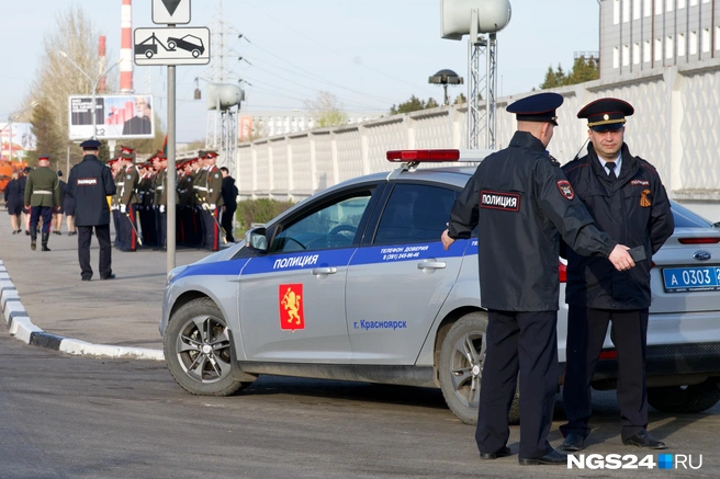 Неподалеку все контролирует городская полиция | Источник: Елена Крапива / NGS24.RU