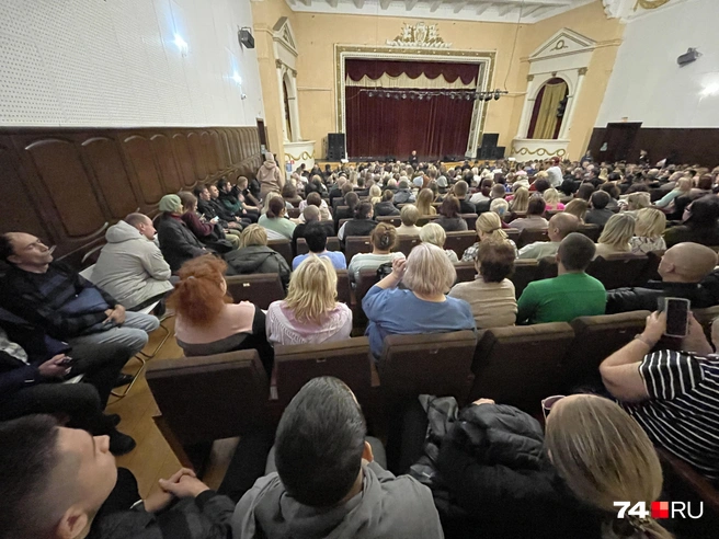Желающих попасть внутрь оказалось так много, что в проходах ставили дополнительные стулья | Источник: Михаил Шилкин 