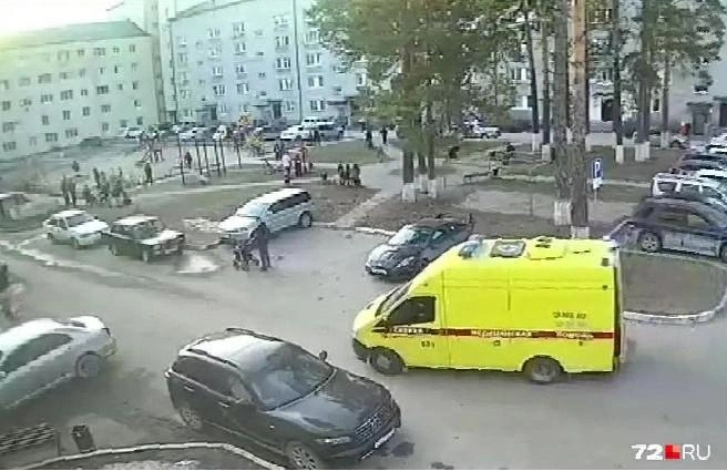 ЧП случилось в одном из дворов. Камера запечатлела момент приезда скорой  | Источник: читатель 72.RU