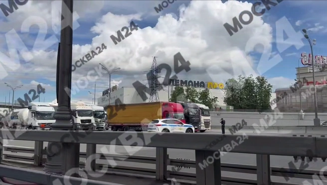 В Москве закрыли движение на внутренней стороне МКАД в районе пересечения с Каширским шоссе | Источник: Москва 24 / T.me