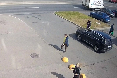 Самокатчик попал под кроссовер на проспекте Науки