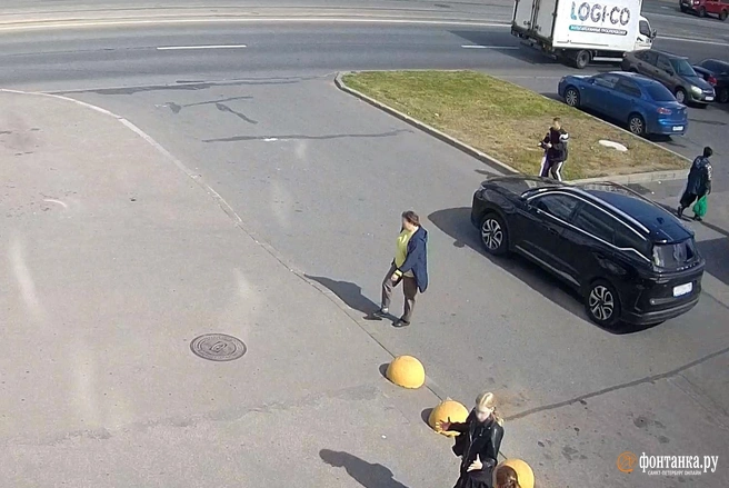 Не увернулся, но технично укатился. Кроссовер поймал спортсмена на самокате на проспекте Науки | Источник: «Фонтанка.ру»