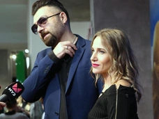 «Да, мой господин»: Алексей Чумаков показал, как Юлия Ковальчук прислуживает ему, и назвал себя абьюзером