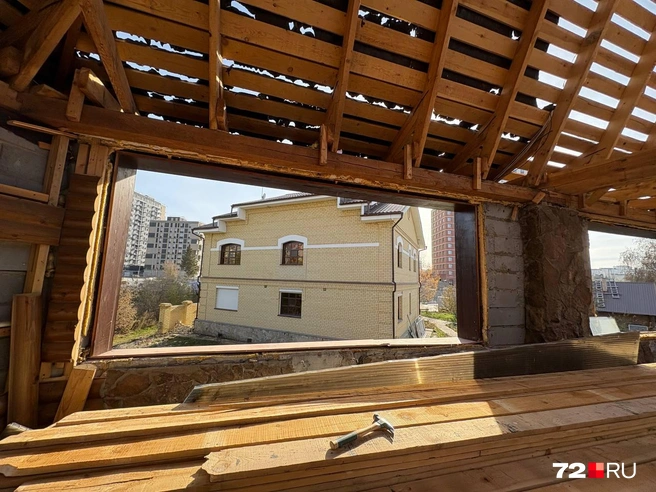 Вид из разрушенного здания на коттедж | Источник: 72.RU