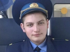 Отец героя-бортпроводника, бросивший его в детстве, объявился, чтобы отобрать наследство