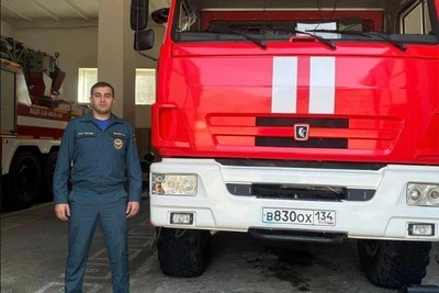 Пожарный МЧС спас пассажиров горящего автомобиля