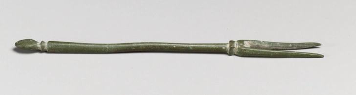 Бронзовая сервировочная вилка из Древнего Рима, II–III век н. э. | Источник: Metropolitan Museum of Art