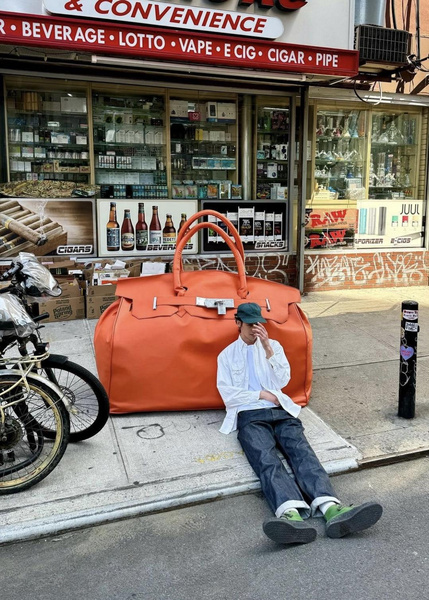 На улицах Нью-Йорка появилась самая огромная псевдо-сумка Birkin на планете