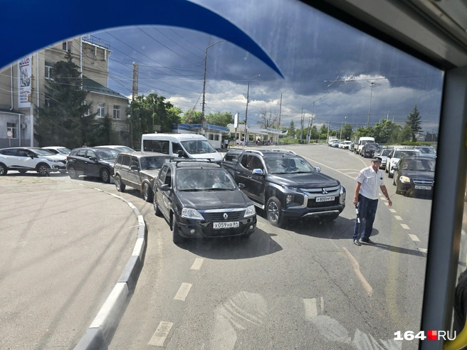 Движение по единственной свободной полосе регулирует полицейский | Источник: Семен Коротов-Майбах / 164.RU