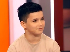 Шестиклассник Амир Абачев чудом поймал трехлетнего мальчика, который выпал из окна 9 этажа