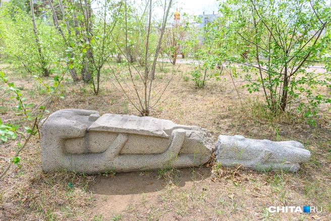 На мемориале чудом сохранились старинные надгробья | Источник: Олег Фёдоров / CHITA.RU