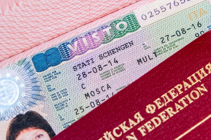 Виза шенгенского образца в российском загранпаспорте, архивное фото | Источник: Kittyfly/Shutterstock/Fotodom.ru