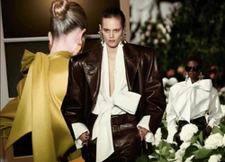 Oбъемная блуза с бантом в стиле Saint Laurent — главная вещь осени: 10 вариантов от российских брендов