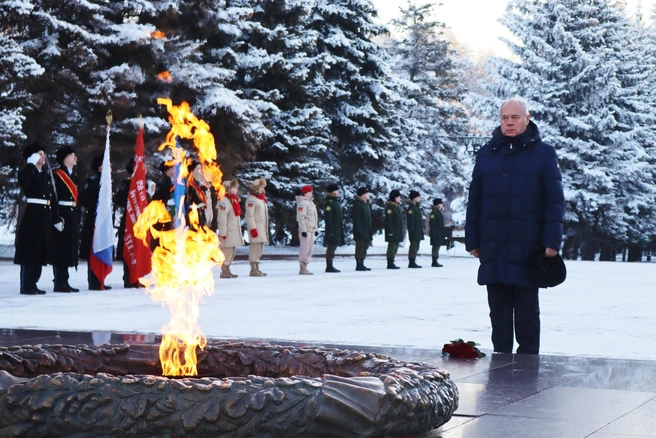 Константин Толкачев у Вечного огня | Источник: Константин Толкачев / vk.com
