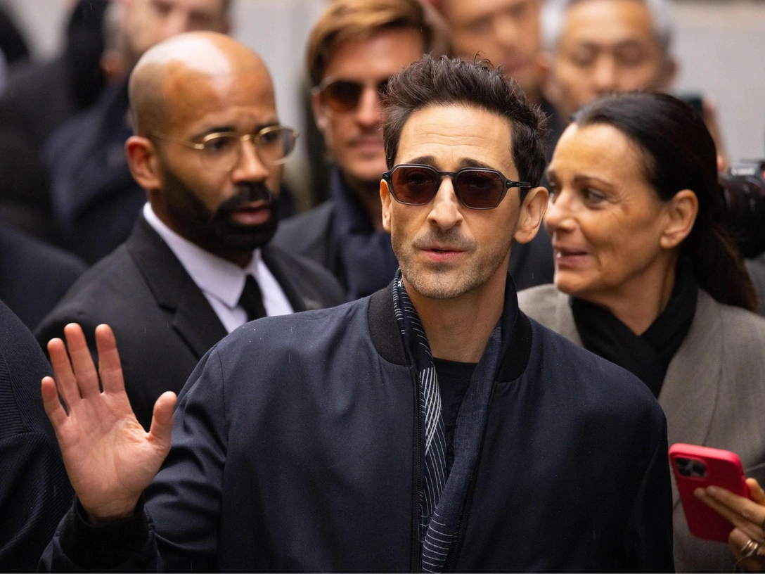 Эдриан Броуди на показе Giorgio Armani в рамках Недели моды осень-зима 2025 в Милане, 20 января 2025 года. | marieclaire.ru