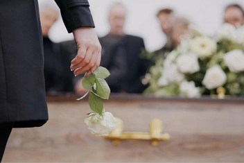 «Родственники мужа считают, что он покончил с собой из-за меня. Я согласна, это моя вина»