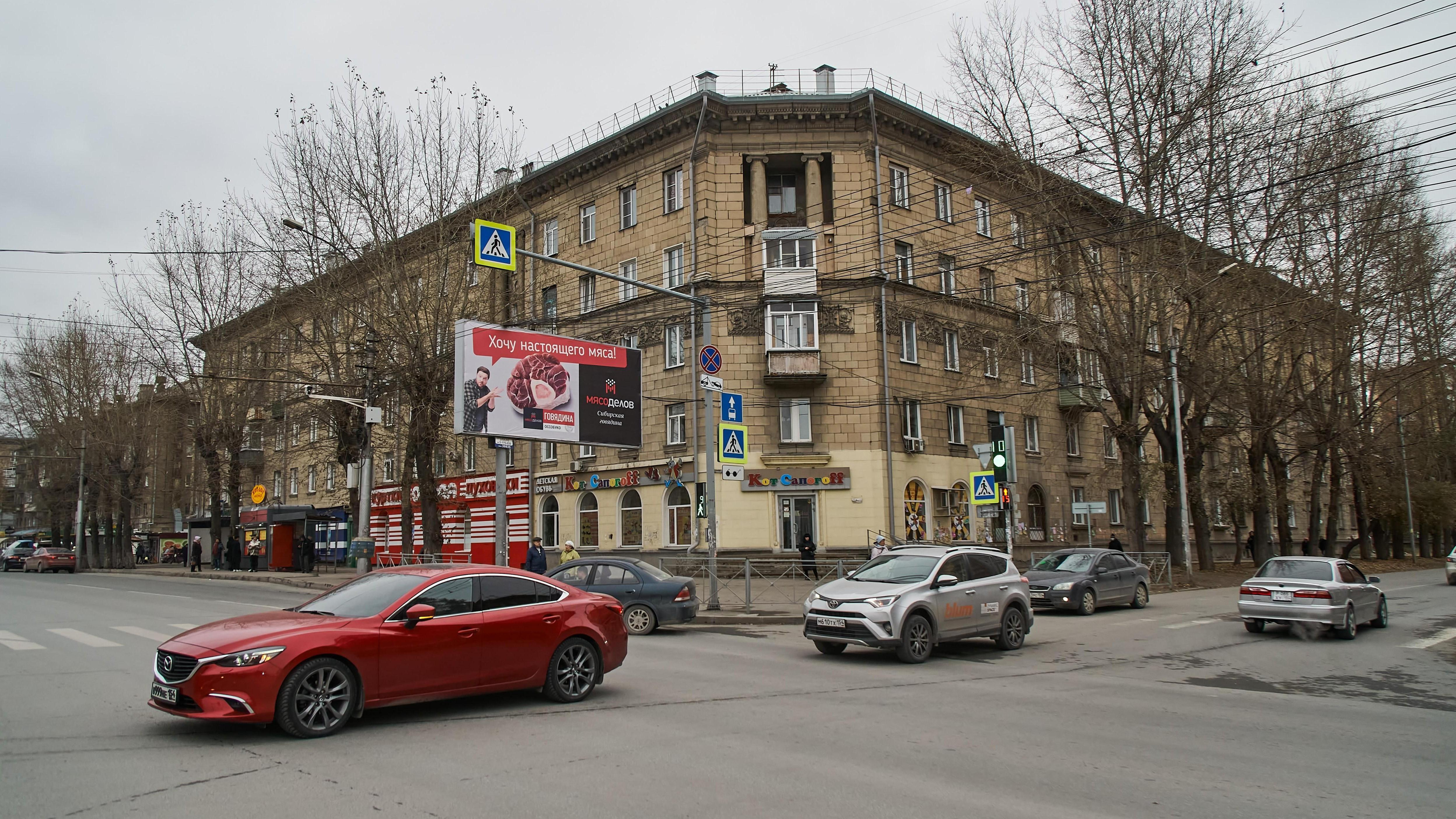 Сотрудники ГЖИ пришли проверять новосибирское общежитие с душем в подвале — посмотреть все не удалось 