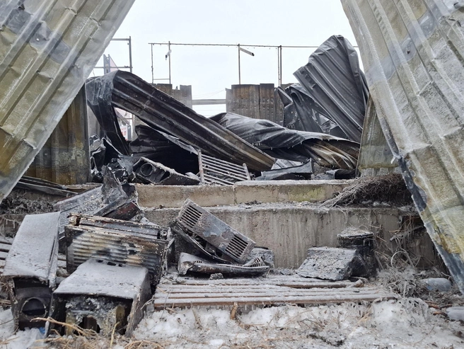 Силу пожара демонстрируют деформированные листы металлопрофиля. | Источник: Тимофей Крылов / V1.RU