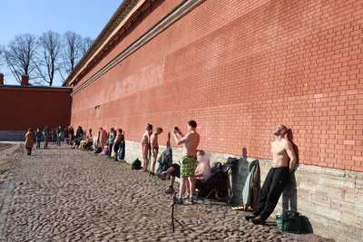 Весенние петербуржцы: загар и купание в рекордное тепло
