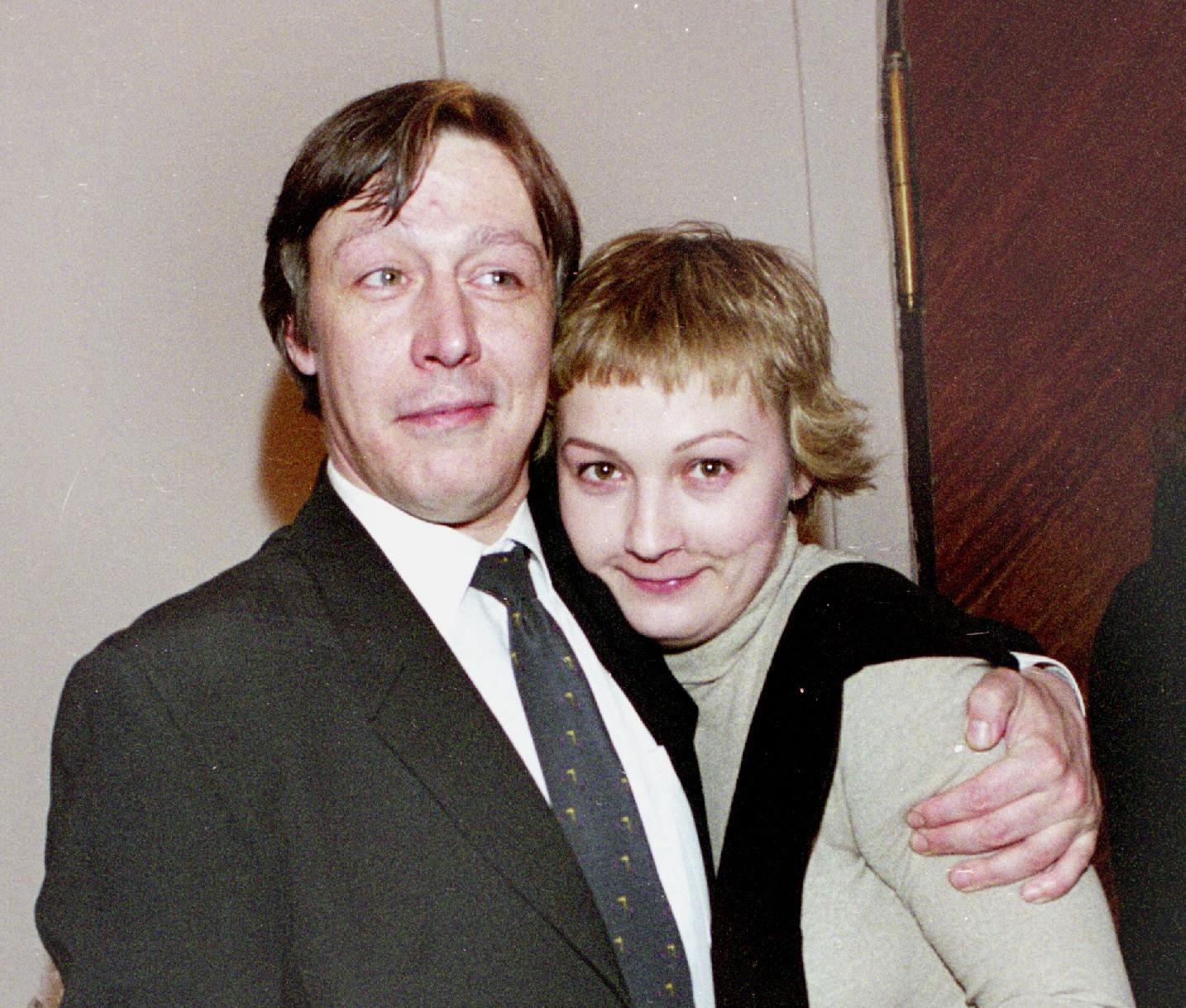 Михаил Ефремов нашел бывшую жену мертвой в квартире без света, но среди бутылок вина