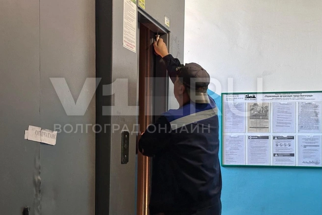 Сначала к месту поломки приехали лифтеры | Источник: Алексей Волхонский / V1.RU