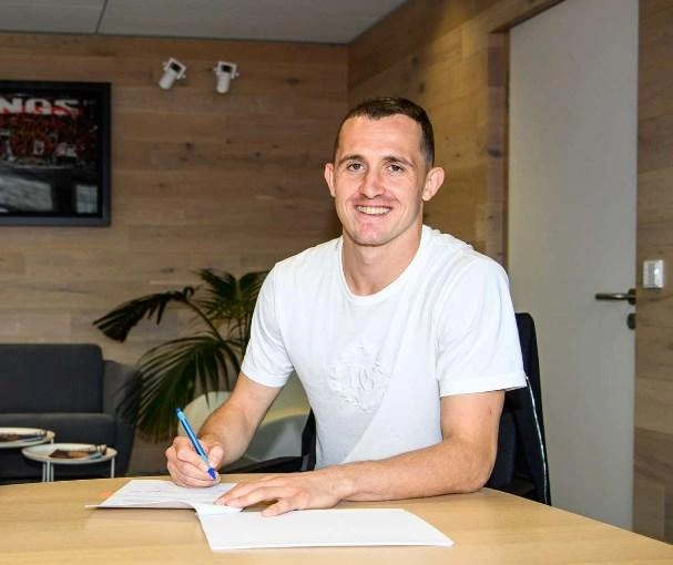 Накануне Лунёв подписал контракт с «Байером» | Источник: Bayer04.de