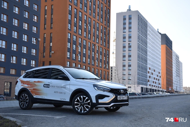 Lada Vesta в оснащенных комплектациях с вариатором стоит на уровне китайских конкурентов, поэтому очереди за ней нет | Источник: Артем Краснов / 74.RU