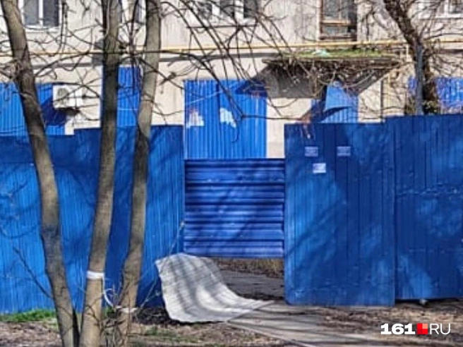 Разрушившийся дом является вещественным доказательством. К нему должен быть запрещен доступ | Источник: Жители пятиэтажки