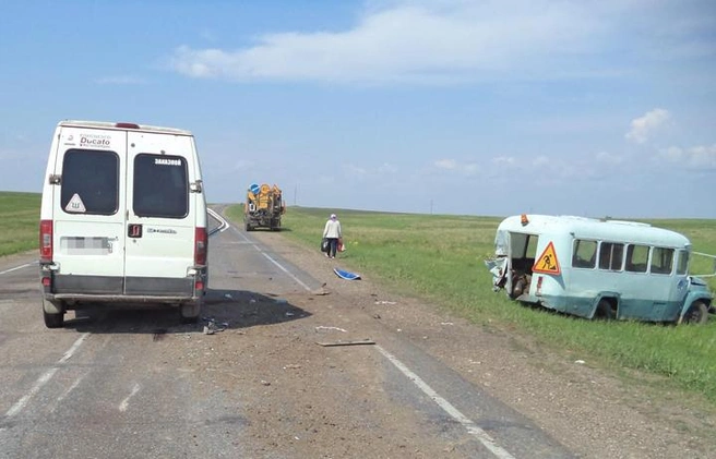 Один из автобусов отлетел на обочину | Источник: ГИБДД по РБ