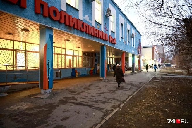 У детской поликлиники тоже к работам еще не приступали — на месте старого асфальта будут плитка и велодорожка | Источник: Михаил Шилкин