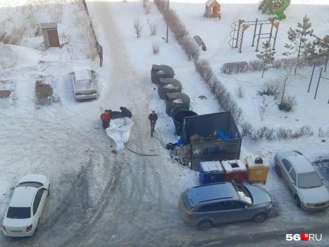 Специалисты меняют мешок в заглубленном контейнере | Источник: Анастасия Баринова / 56.RU