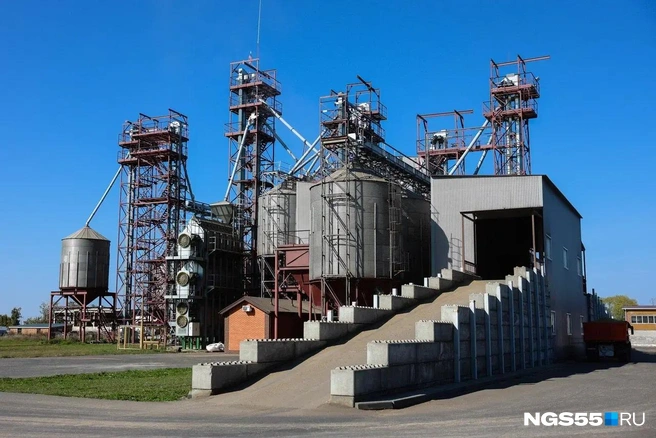 Фермер построил новый элеватор, вложив в него большие инвестиции  | Источник: Евгений Софийчук / NGS55.RU 