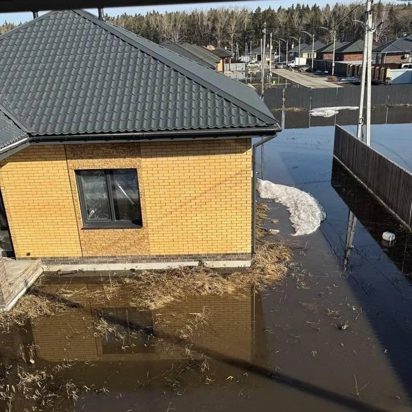 Территории дворов — в воде | Источник: «Аварийный Омск» / vk.com