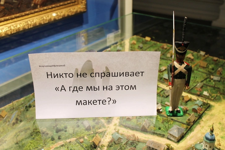 «Никто не целится в смотрителя из лука»: российские театры, музеи и библиотеки пытаются весело скучать по посетителям (фото)