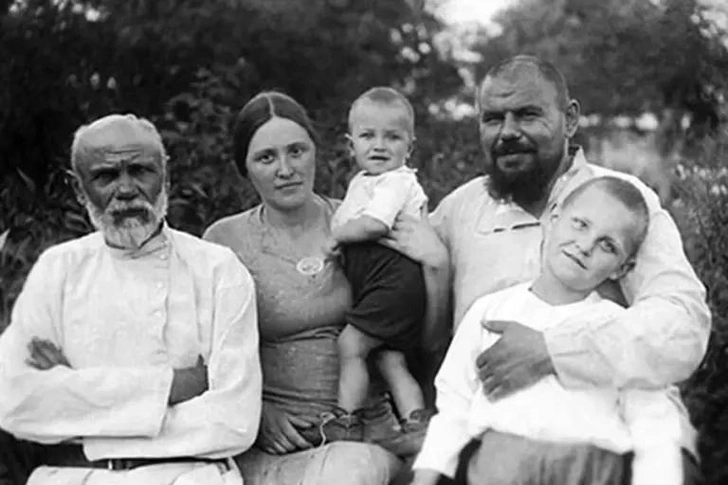 Слева направо: дед Дроздова, Сергей Иванович, мать&nbsp;— Надежда Павловна (на руках у нее Николай Дроздов), отец&nbsp;— Николай Сергеевич и брат Сергей (1940 год)