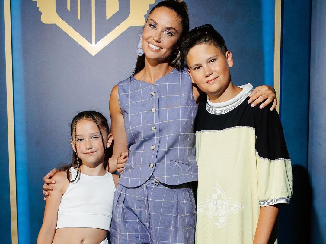 Повзрослел на глазах: 13-летний сын Муцениеце легко поднял маму на руки