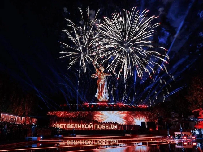 Эффектное зрелище вызывало сильные эмоции | Источник: Алексей Волхонский / V1.RU