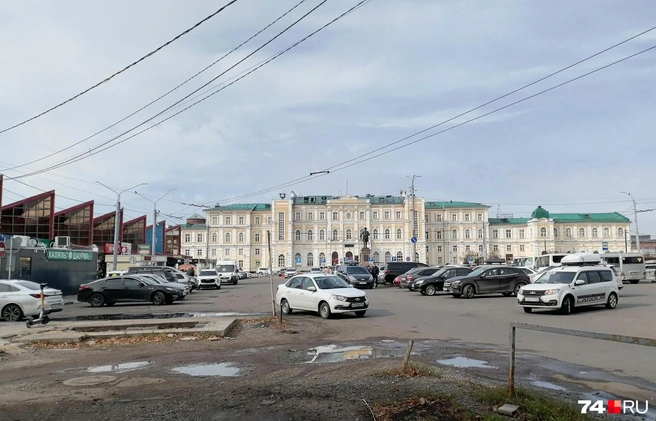 Вокруг площади толпятся разномастные киоски, на подходе&nbsp;— ржавые заборы, ямы и грязь | Источник: Дарья Милославская