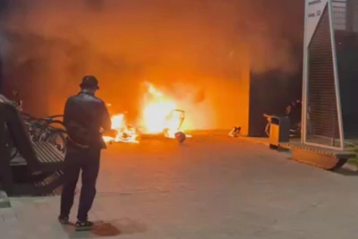 Пожар курьерского транспорта на намыве в Петербурге