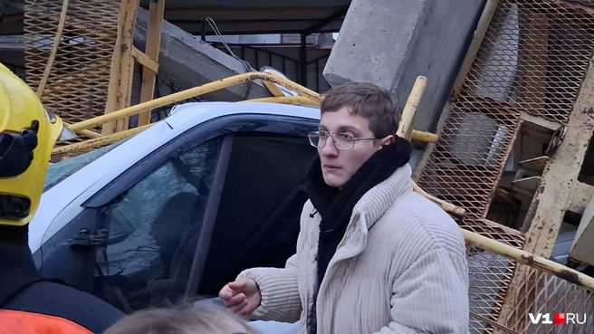 Владельцу уничтоженного грузовика пришлось выбить стекло, чтобы забрать документы | Источник: Тимофей Крылов / V1.RU
