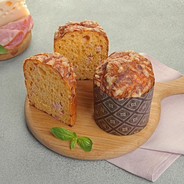 Кулич, который точно удивит своим вкусом — сочетание нежной ветчины, тягучего сыра и воздушной сдобы | Источник: сеть магазинов «Гипер Лента»